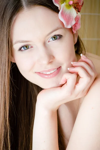 Beautiful girl face & flower. Perfect skin. — Stock Photo, Image