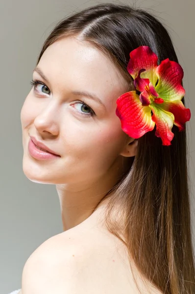 Beautiful girl face & flower. Perfect skin. — Stock Photo, Image