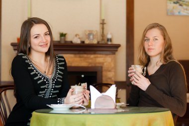 çok şirin mutlu kadın kahve içme