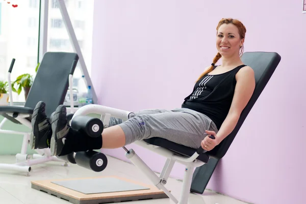 Kvinna kommer fitness exercesing — Stockfoto