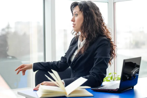 Mulher de negócios no escritório — Fotografia de Stock