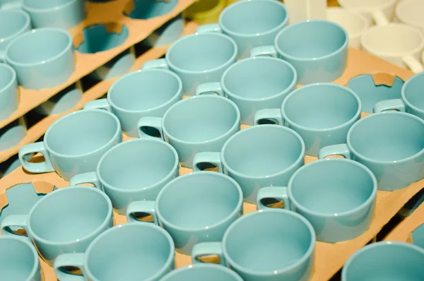 Massa blå koppar på hyllan — Stockfoto