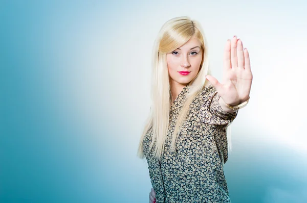 Frau zeigt Handfläche in Stoppschild — Stockfoto