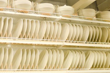 raf üzerinde hafif renkli tabaklar