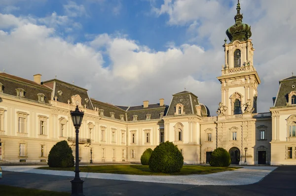 Castello di Keszthely con torre principale in Ungheria al tramonto — Foto Stock