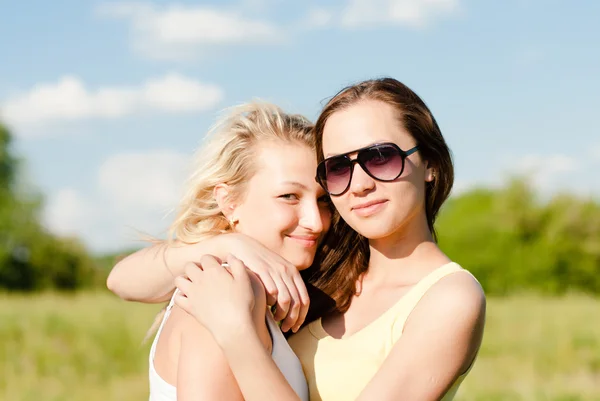 Due teen ragazza amici abbracciare — Foto Stock