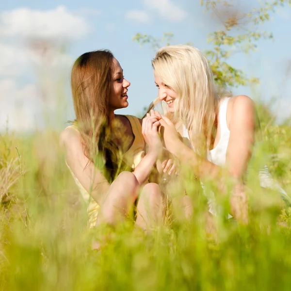 Twee tiener meisje vrienden lachen — Stockfoto