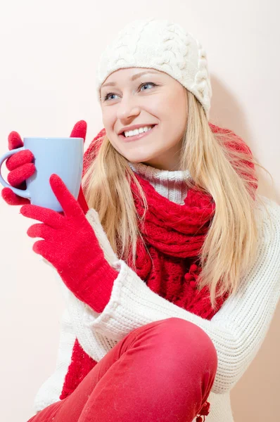 Frau hält Becher mit Heißgetränk in der Hand — Stockfoto