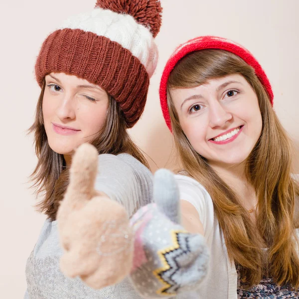 Jonge vrouwen meisje vrienden tonen duimen omhoog — Stockfoto