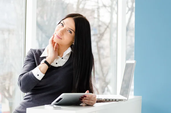 Junge Geschäftsfrau benutzt Laptop im Büro — Stockfoto