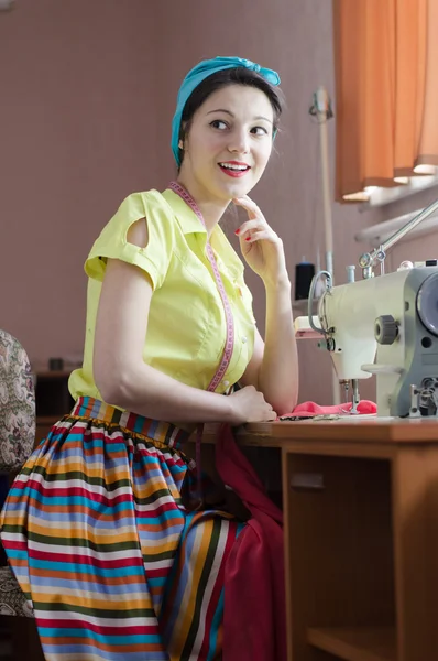 Funny young pinup woman with sewing machine — Stock Photo, Image