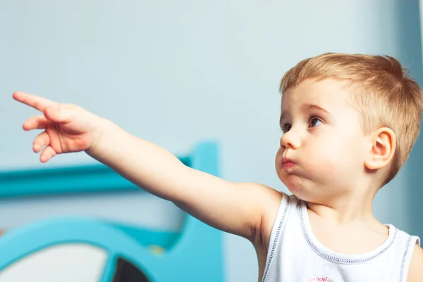 Kleiner Junge Kleinkind zeigt auf etwas — Stockfoto