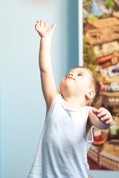 Kleine jongen peuter bereiken van thuis — Stockfoto