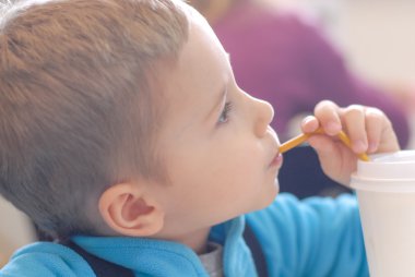 mutlu bir çocukluk saman ile içme