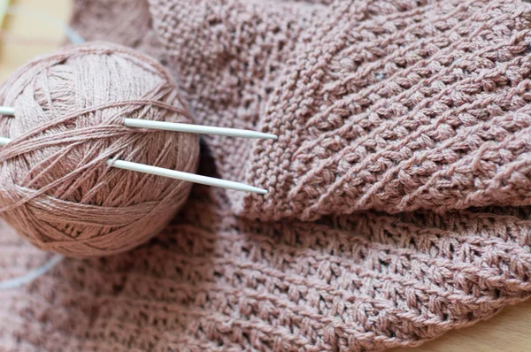 Detail van geweven handwerk breien bruin trui — Stockfoto