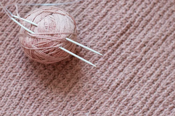 不織布の手工芸品の細部は茶色のセーターを編む — ストック写真