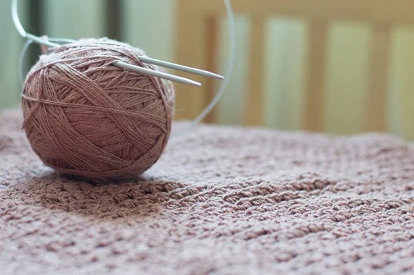 详细的编织工艺品编织棕色毛衣 — 图库照片