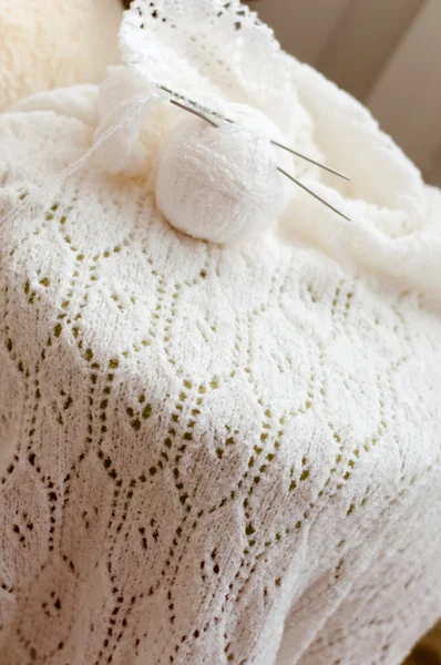 Nahaufnahme Detail der gewebten Handarbeit stricken weißen Pullover — Stockfoto
