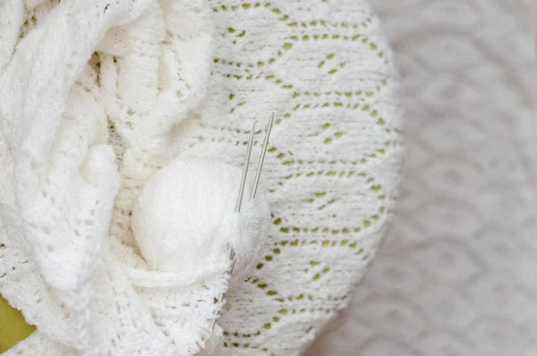 Detalhe close-up de tecido artesanal malha camisola branca — Fotografia de Stock