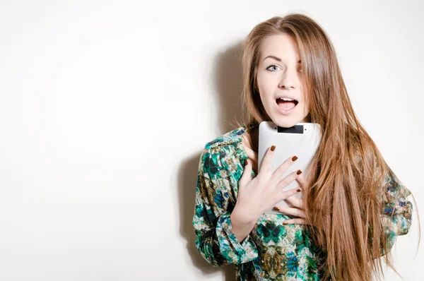 Chica sorprendida con la PC del comprimido —  Fotos de Stock