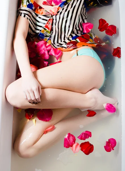 Hermosa sexy joven hembra en baño con flores . —  Fotos de Stock