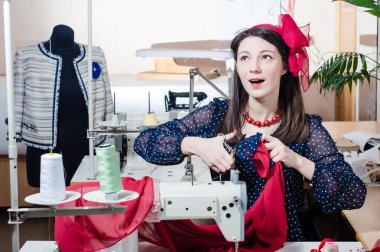 dikiş makinesi ve makas olan çok komik pinup kadın