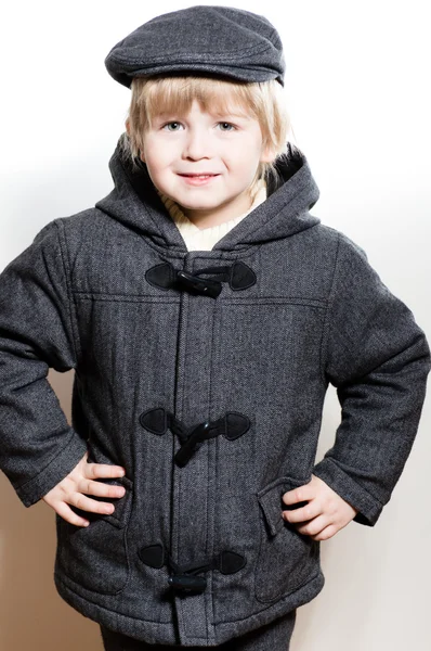 Bambino che indossa cappotto e cappuccio — Foto Stock