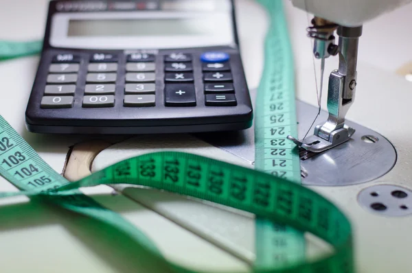 Máquina de coser aguja, calculadora y cinta métrica — Foto de Stock