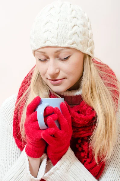 Femme portant écharpe et gants avec tasse de boisson — Photo