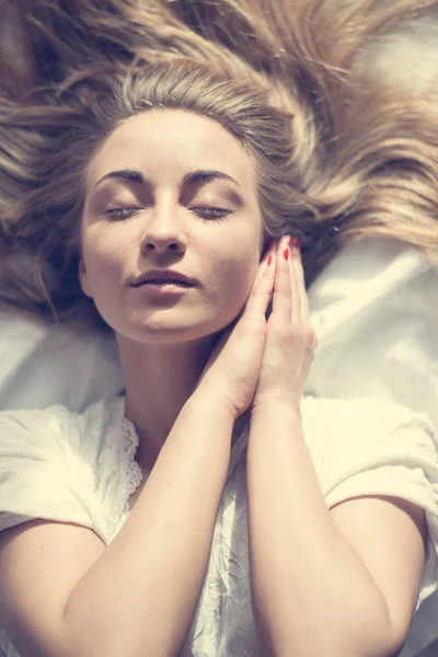 Kvinna basking solen i sängen — Stockfoto