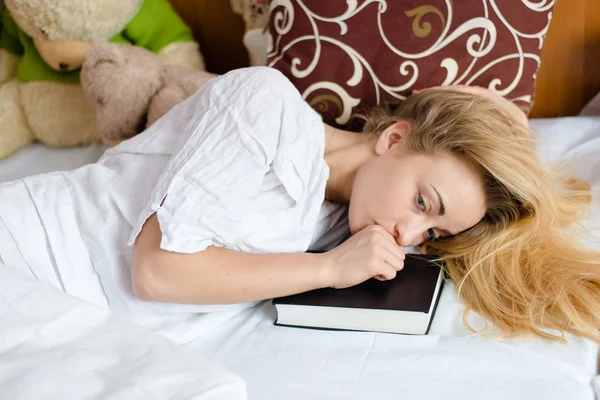 Chica durmiendo con el libro — Foto de Stock