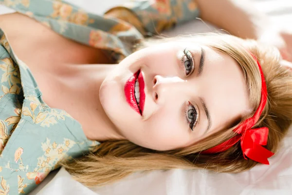 Ragazza con rossetto rosso guardando la fotocamera — Foto Stock