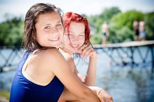 Chicas compartiendo tiempo alegre — Foto de Stock