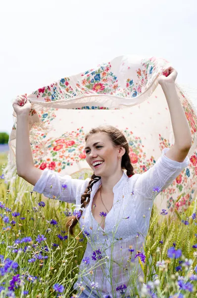 Femme dans le champ de blé exploitation châle — Photo