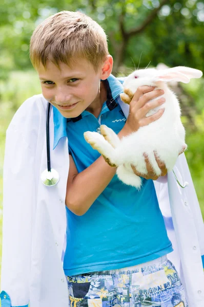 Giovane ragazzo veterinario e coniglietto — Foto Stock