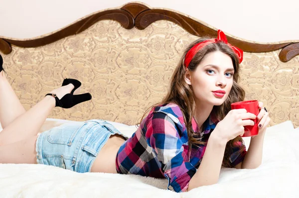 Krásný plakát mladá dívka s červenou rtěnku, při pohledu na fotoaparát — Stock fotografie