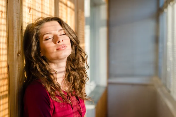 Mujer con los ojos cerrados — Foto de Stock