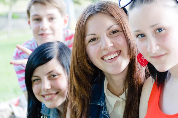 Les amis adolescents regardant la caméra — Photo