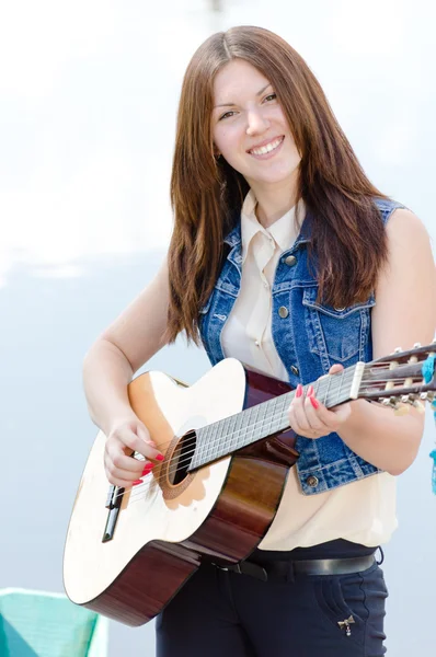 Ragazza suonare la chitarra — Foto Stock