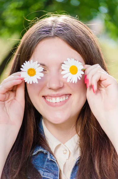 Ragazza che tiene fiori sugli occhi — Foto Stock