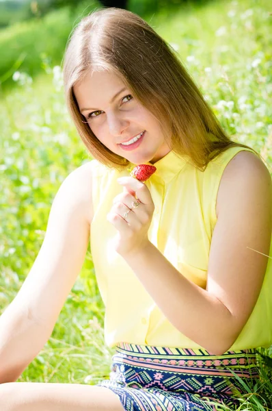 Mädchen isst Erdbeeren — Stockfoto