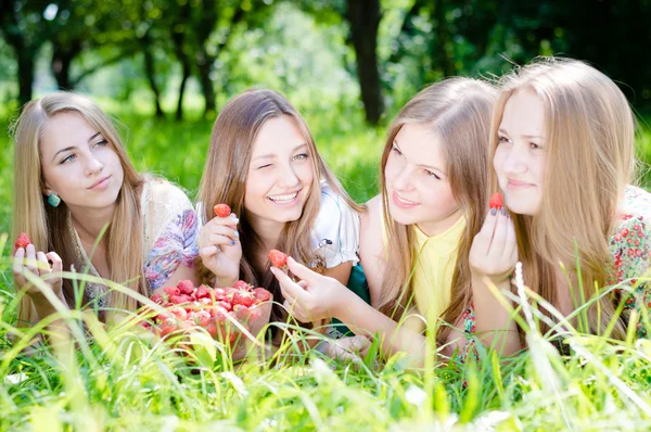 Frauen haben Spaß beim Erdbeeressen — Stockfoto