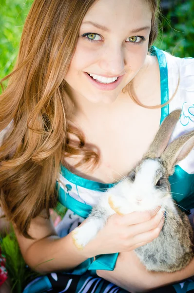 带着兔子的女孩 — 图库照片