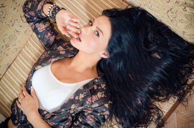 Kameraya bakarak uzun saç & mavi gözlü esmer seksi çekici kadınlarla