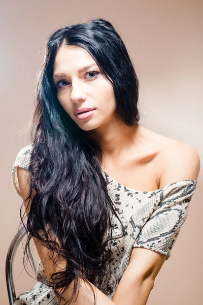Gyönyörű barna vonzó nők hosszú hair & kék szeme látszó-nél kamera beltéri fehér háttér — Stock Fotó
