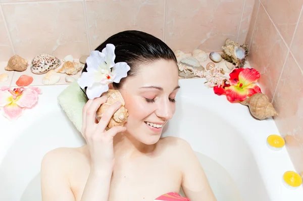 Frau entspannt in der Badewanne — Stockfoto