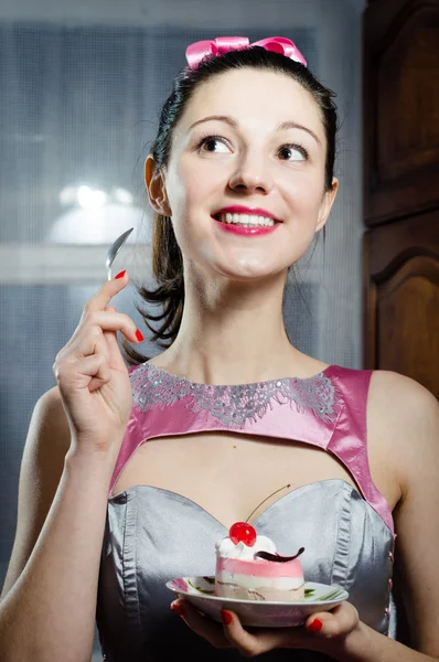 맛 있는 케이크를 먹는 여자 — 스톡 사진
