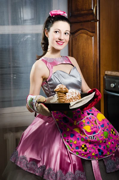 Mujer sonriendo y horneando delicioso pastel —  Fotos de Stock