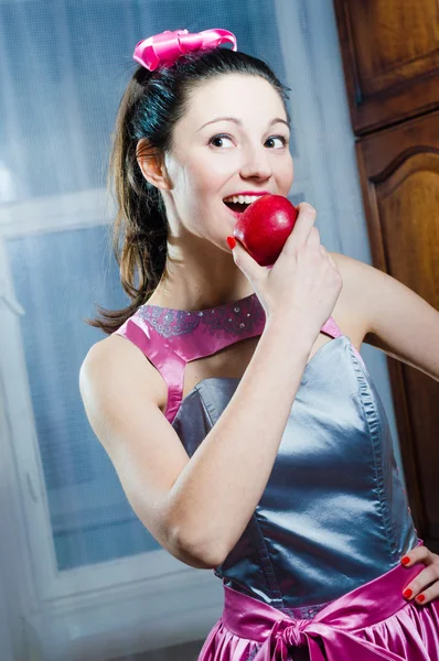 Esmer kız kırmızı sulu elma yiyen — Stok fotoğraf