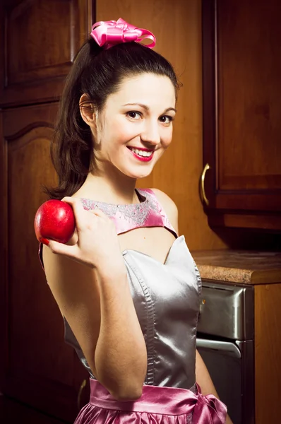 Dziewczyna trzyma czerwony soczyste jabłko — Zdjęcie stockowe